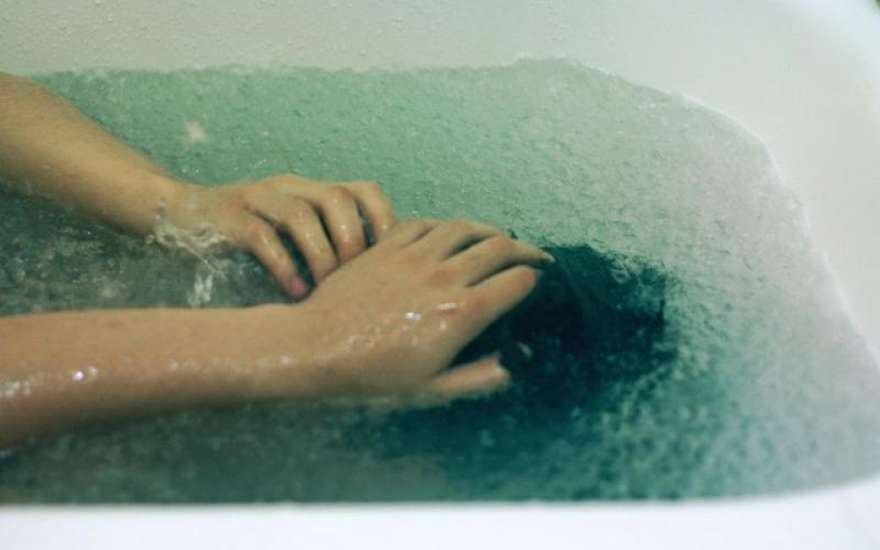 Трагедія на Львівщині: під час купання у ванні померла 11-річна дитина