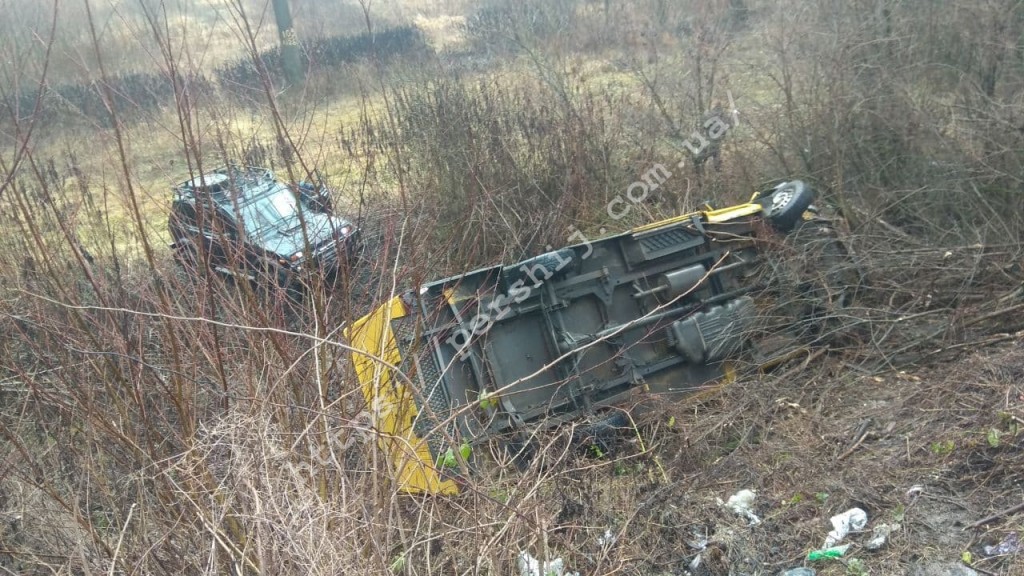 ДТП на Перечинщині: вантажівка злетіла з дороги у кювет (ФОТО)