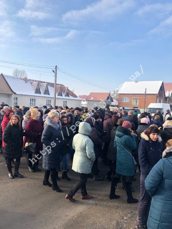Об'єднали зусилля: на Іршавщині люди в знак протесту перекрили дорогу (ФОТО, ВІДЕО)