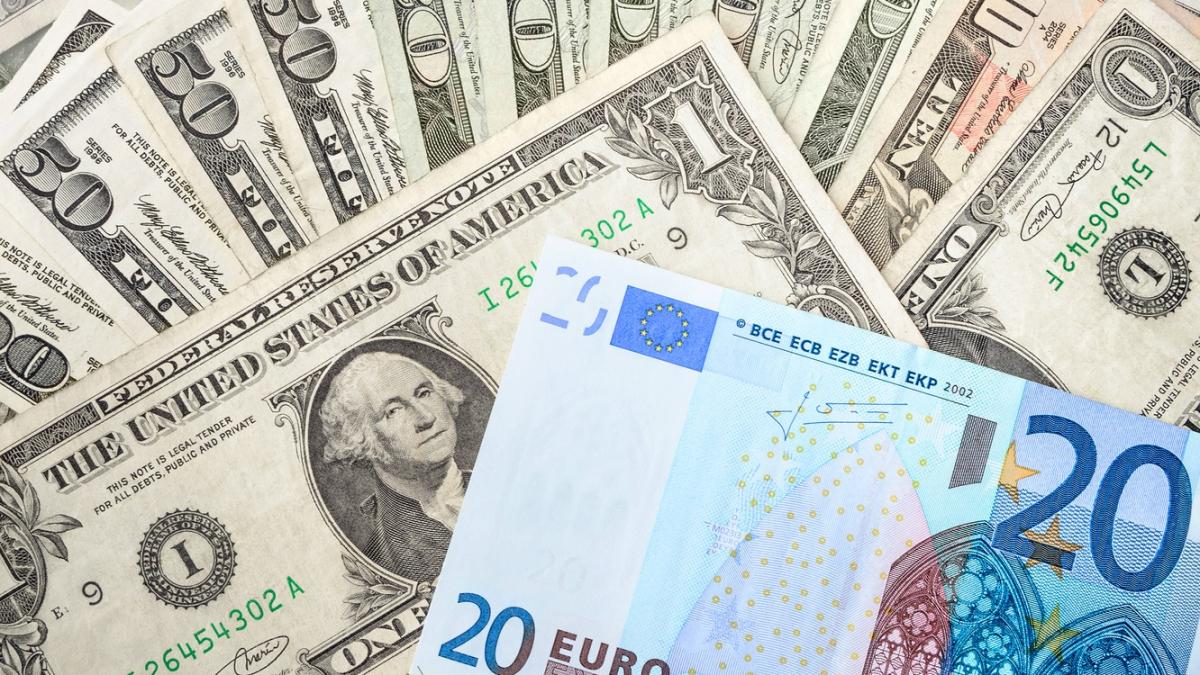 Курс валют на 8 січня: позиції долара та євро стабільні