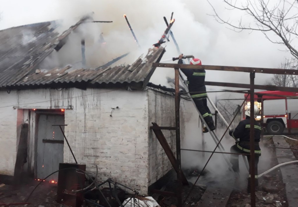 На Тячівщині горів будинок: вогонь знищив покрівлю