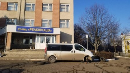 Акт вандалзму серед білого дня: ужгородці пошкодили автівку, шукають свідків
