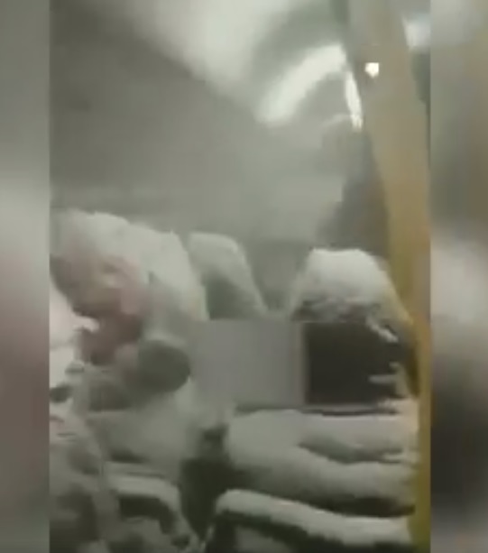Пасажирів автобуса замело снігом в салоні (ВІДЕО)