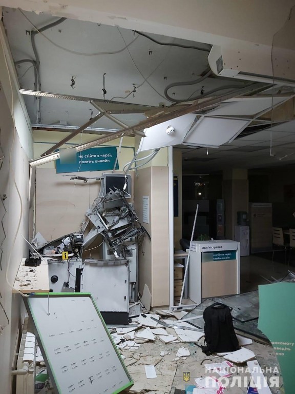 Вибухівки не пошкодували: невідомі підірвали банкомат (ФОТО, ВІДЕО)