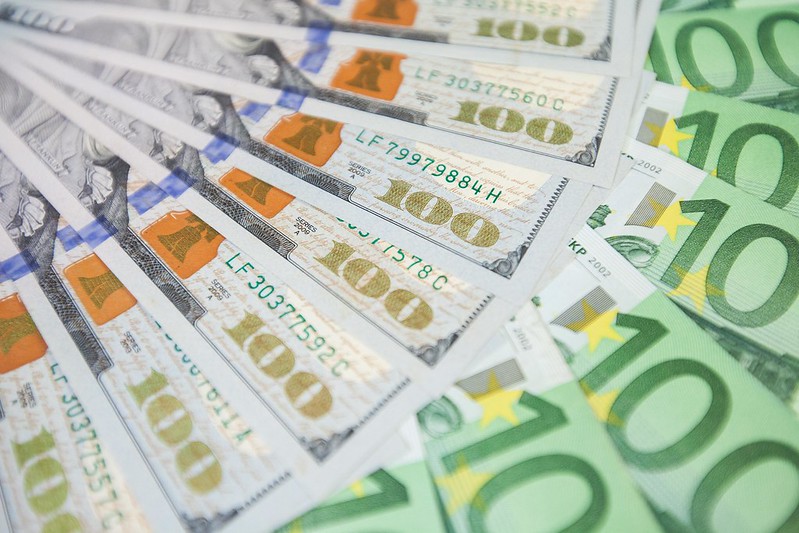 Долар та євро влаштували вихідний: курс валют на 25 січня