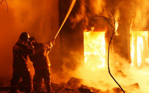 Вогнем знищено частину майна: в Мукачеві горів будинок