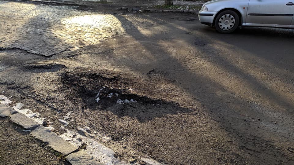 Дорога до туристичної родзинки Мукачева в жахливому стані (ФОТО)