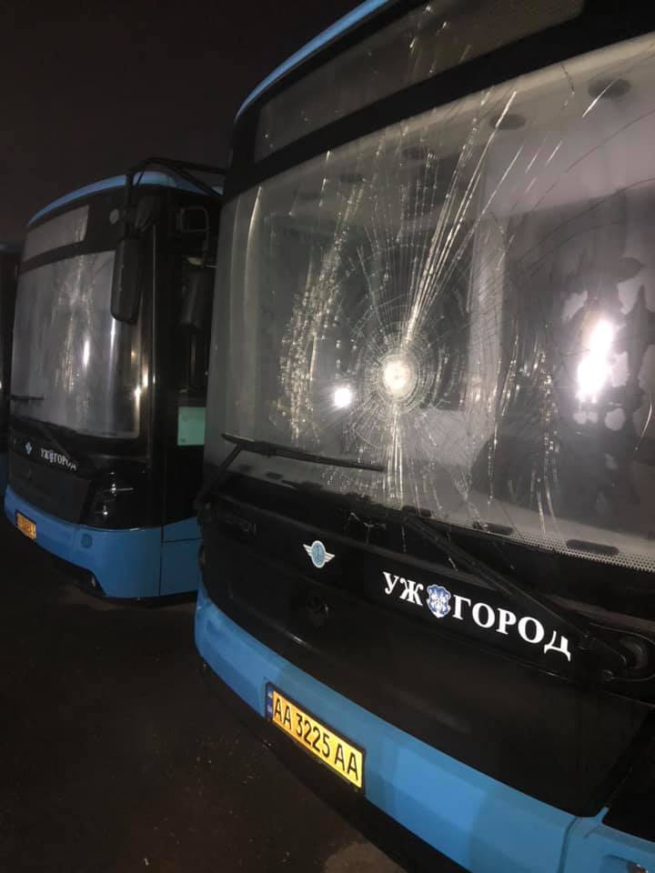 Вночі в Ужгороді невідомі потрощили нові міські автобуси (ФОТО)