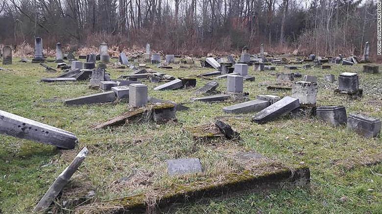 Десятки пам’ятників на єврейських цвинтарях сплюндрували вандали (ФОТО)