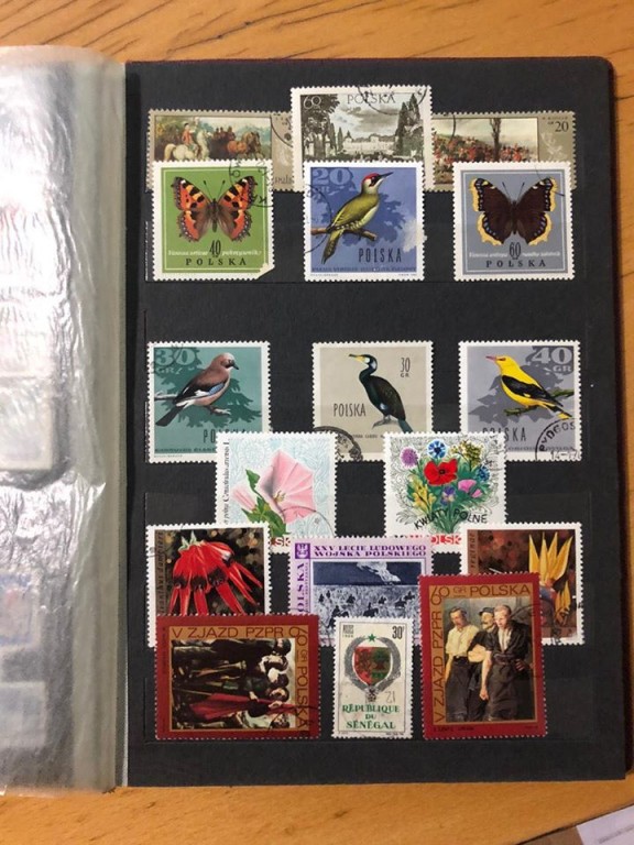Закарпатські митники вилучили в українки колекцію поштових марок та радянські енциклопедії