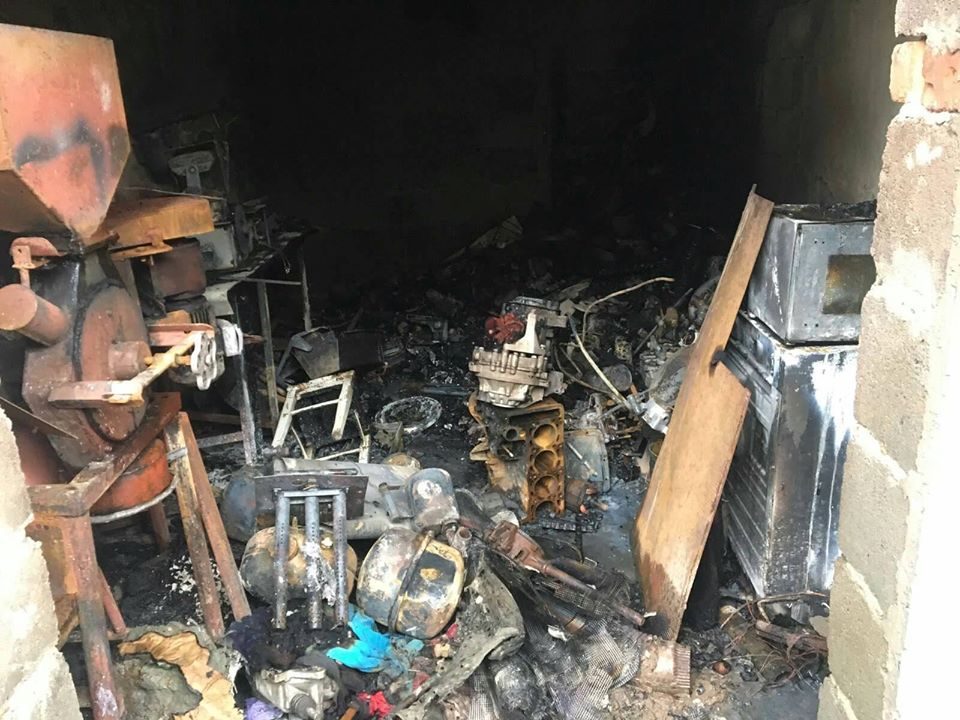 Вогонь встиг пошкодити перекриття: виноградівські надзвичайники врятували від пожежі житловий будинок (ФОТО)