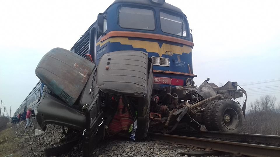 Є жертви: у Тячеві вантажівка опинилася під колесами потягу (ФОТО)