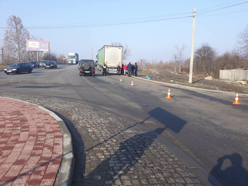 Летальна ДТП: чоловік, збитий вантажівкою, помер у лікарні (ФОТО)