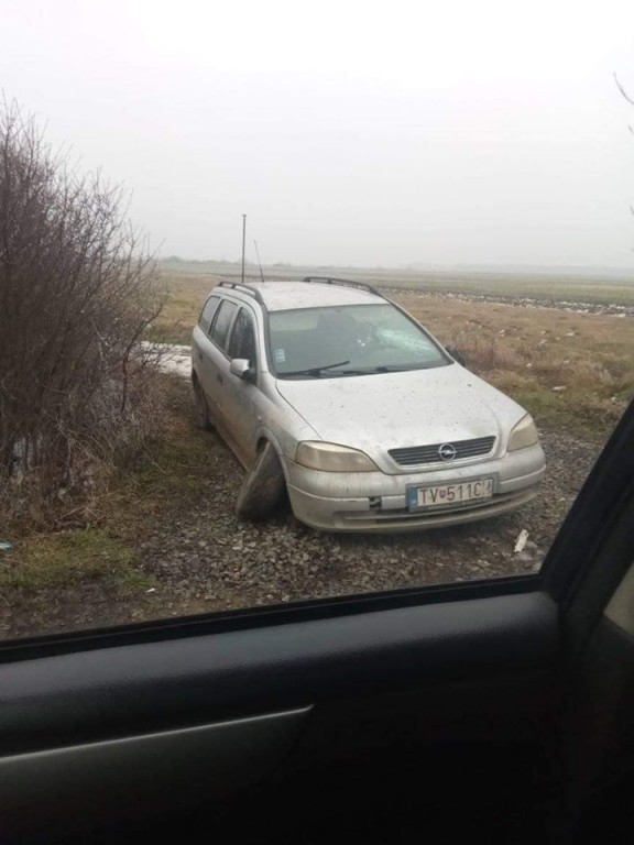 Розшукують власника: на Ужгородщині натрапили на покинуту автівку (ФОТО)