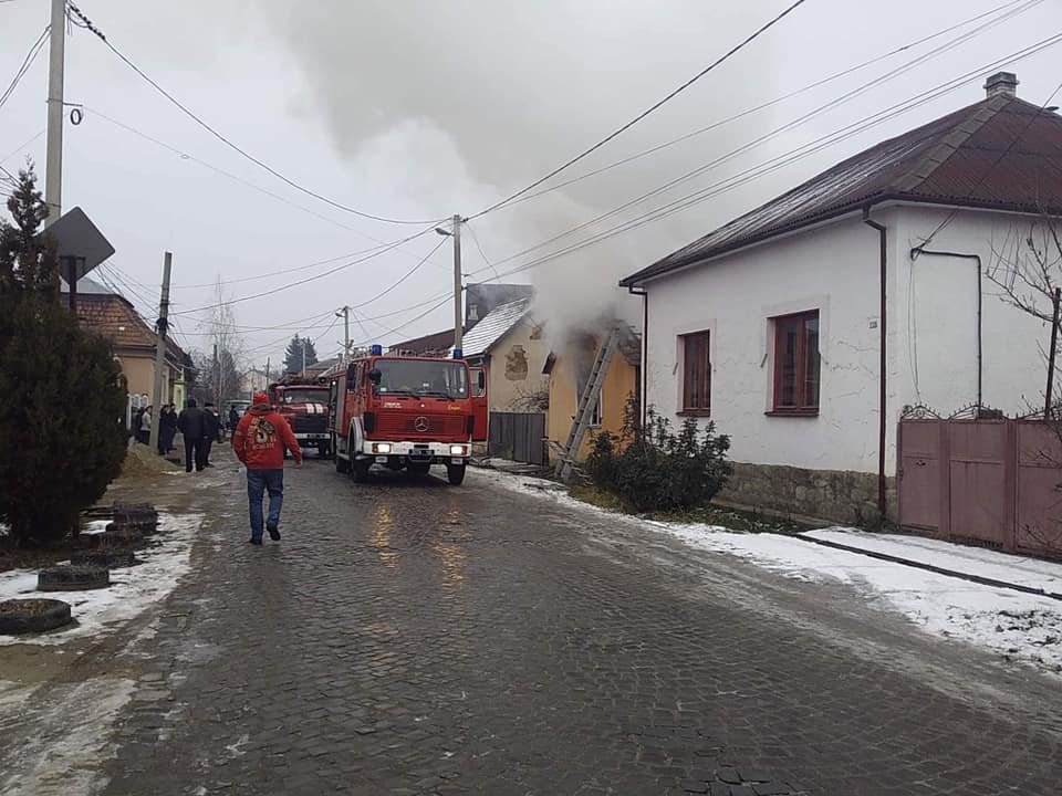 Пожежа у будинку на Закарпатті: у полоні вогню опинилася дитина (ФОТО)