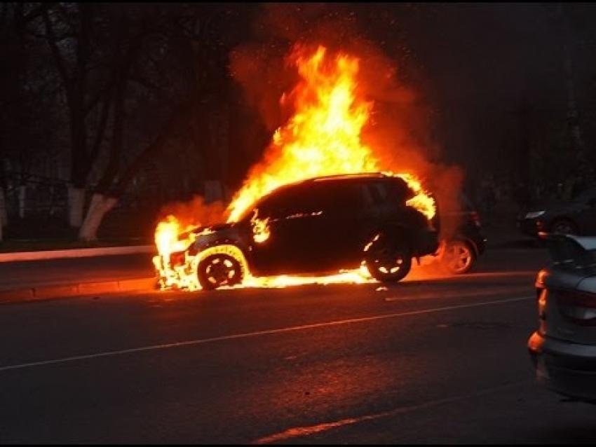 Спалахнула, як сірник: у Мукачеві вогонь вщент знищив BMW X5