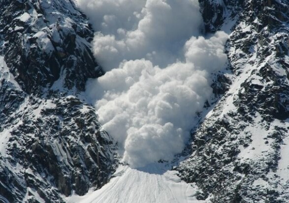 Синоптики попереджають про снігові лавини у Карпатах
