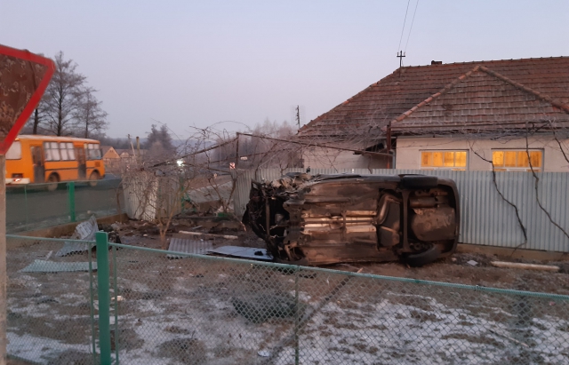 Їхав з Мукачева в Іршаву, а опинився в реанімації: авто злетіло з дороги (ФОТО)