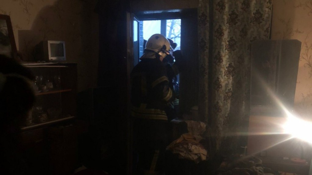 У Києві чоловік підпалив квартиру, а потім з ножем ганяв по під'їзду «злих духів» (ФОТО)