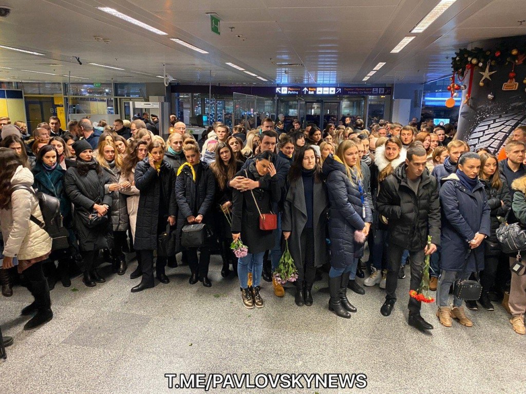 Без сліз не можна дивитися: колеги та друзі екіпажу рейсу “Тегеран – Київ” несуть квіти і свічки в аеропорт (ФОТО)