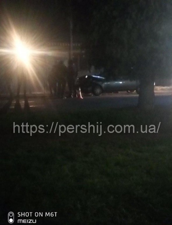 Нічна ДТП у Мукачеві: дві автівки не поділили дорогу (ФОТО)