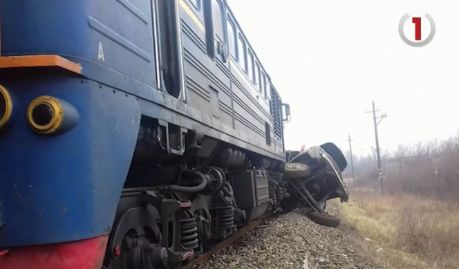 Поїзд протягнув вантажівку понад 200 метрів: загинув батько 16 дітей (СЮЖЕТ)