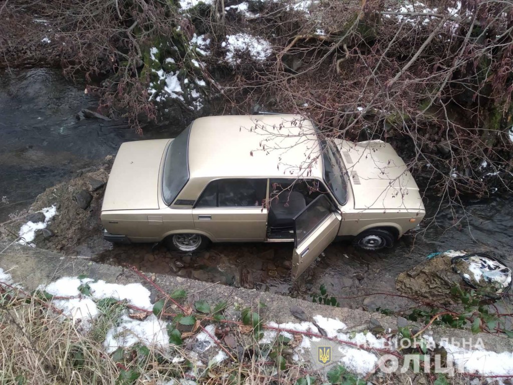 ДТП на Мукачівщині: авто з'їхало у річку (ФОТО)