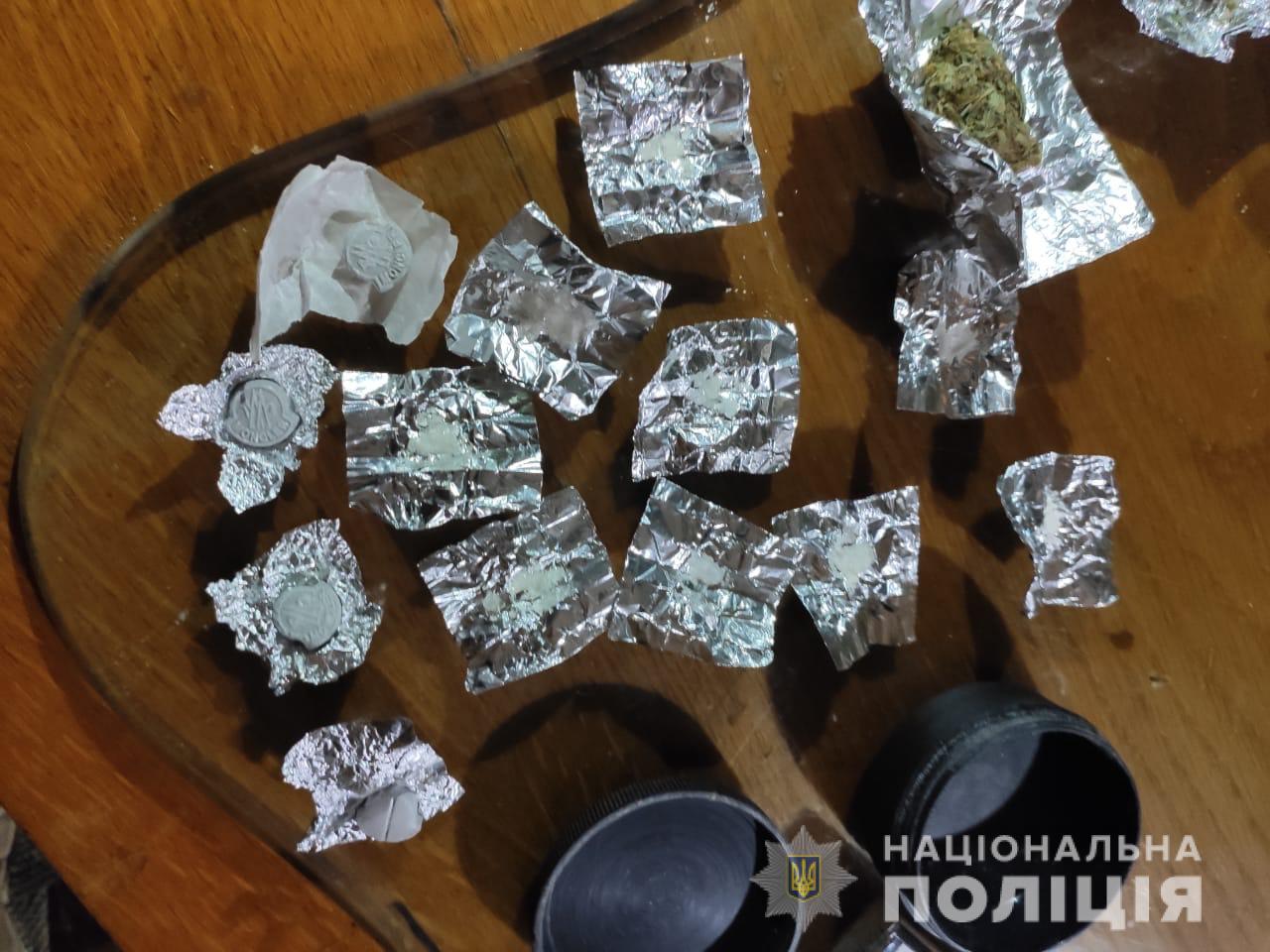 Наркотики та пістолет вилучили поліцейські в Берегові (ФОТО)