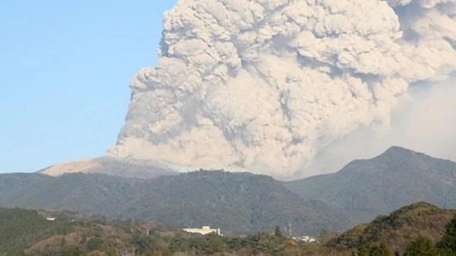 Стовп диму заввишки 7 км: у Японії почав вивергатися вулкан (ВІДЕО)