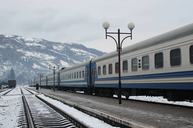 Жахлива смерть: підліток опинився під потягом “Харків-Рахів”