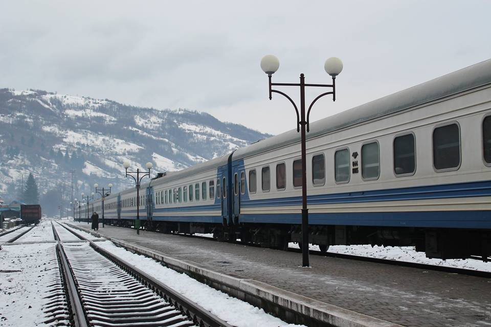 Жахлива смерть: підліток опинився під потягом "Харків-Рахів"