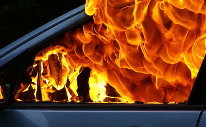 Вогонь наробив шкоди: на Виноградівщині загорілось авто в приміщенні автомайстерні