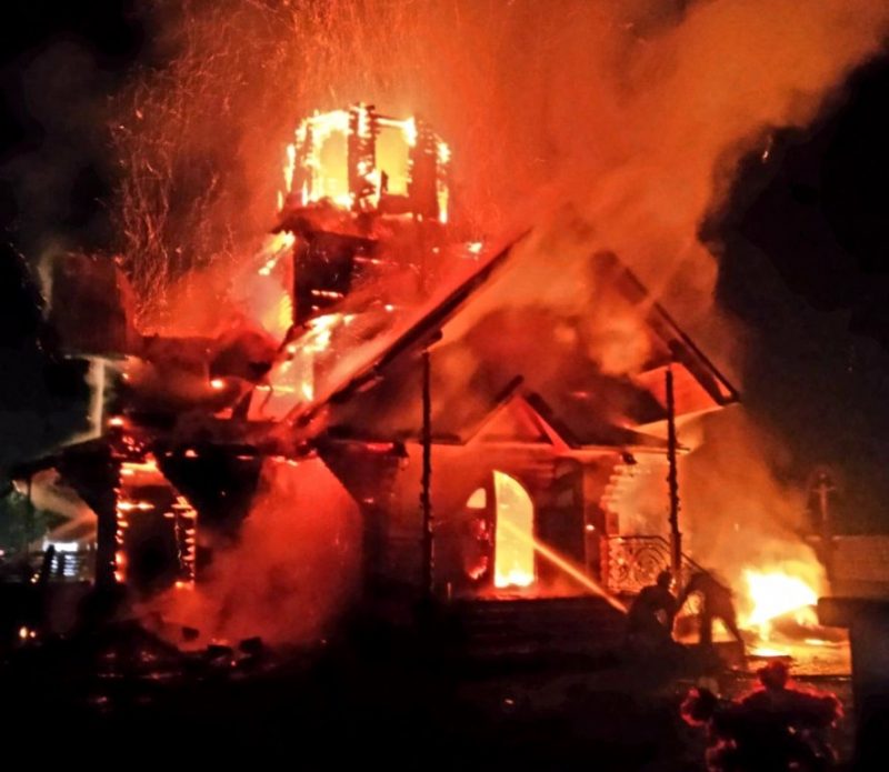 На Закарпатті вночі палала дерев’яна церква – відомі деталі (ФОТО)