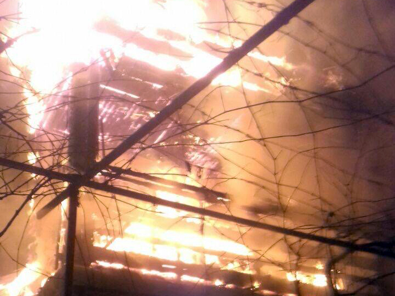 Масштабна пожежа у Хусті: з вогню довелося рятувати власника палаючого будинку (ФОТО)