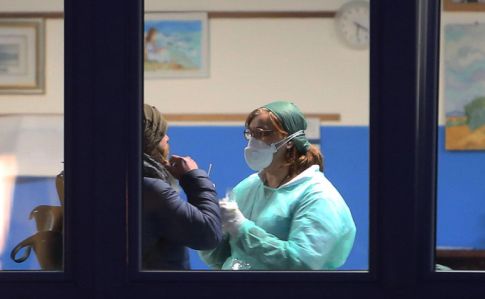 На Закарпатті з КПП "Тиса" у лікарню відправили пасажирів автобусу з Італії - одна із групи температурила