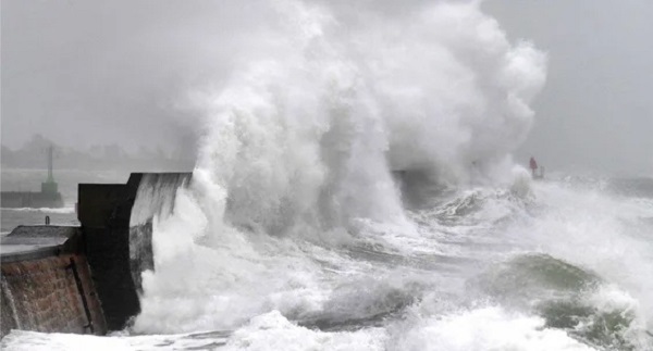 Сильний вітер та опади: ураган Кіра рухається на Закарпаття (ВІДЕО)