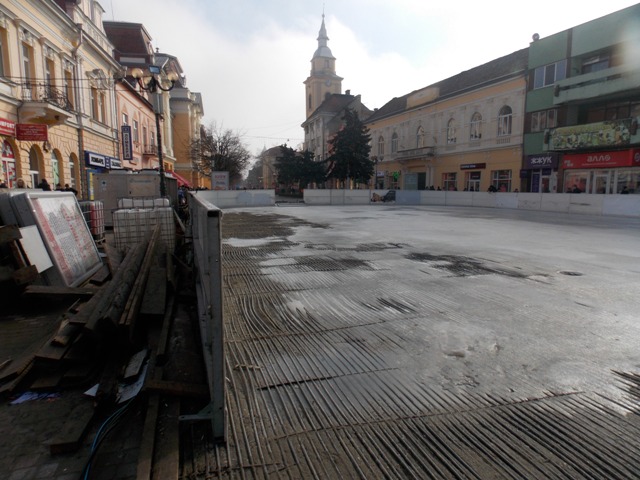 Накаталися: у Берегові закривають ковзанку (ФОТО)