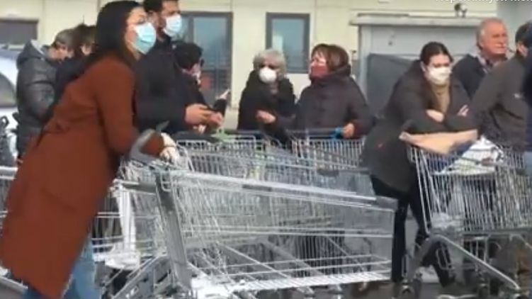 В Італії паніка: люди спустошують магазини через епідемію коронавіруса (Відео)