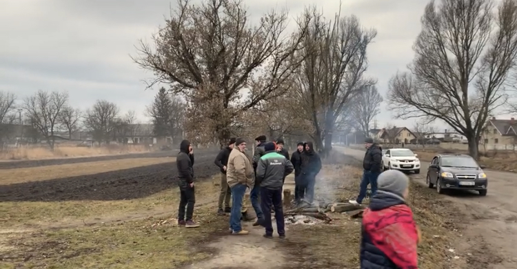 Українці блокують дороги, щоб не впустити в країну евакуюваних з Китаю (ВІДЕО)