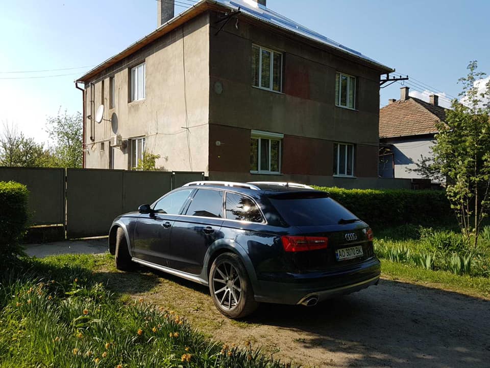 Проникли в гараж: у Мукачеві невідомі викрали Audi (ФОТО)