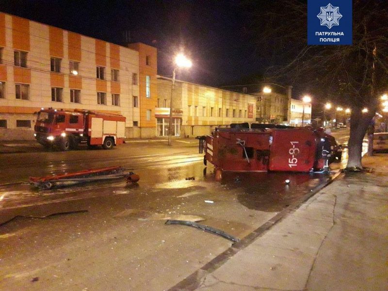 ДТП з наслідками: від удару пожежна автівка перекинулась (ФОТО)