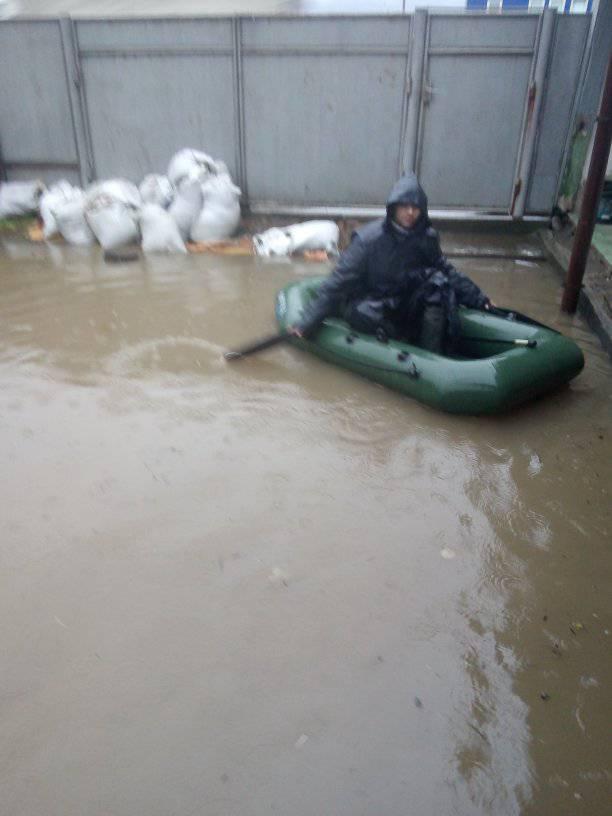 Негода на Закарпатті: у Хусті вже підтоплені будинки (ФОТО)