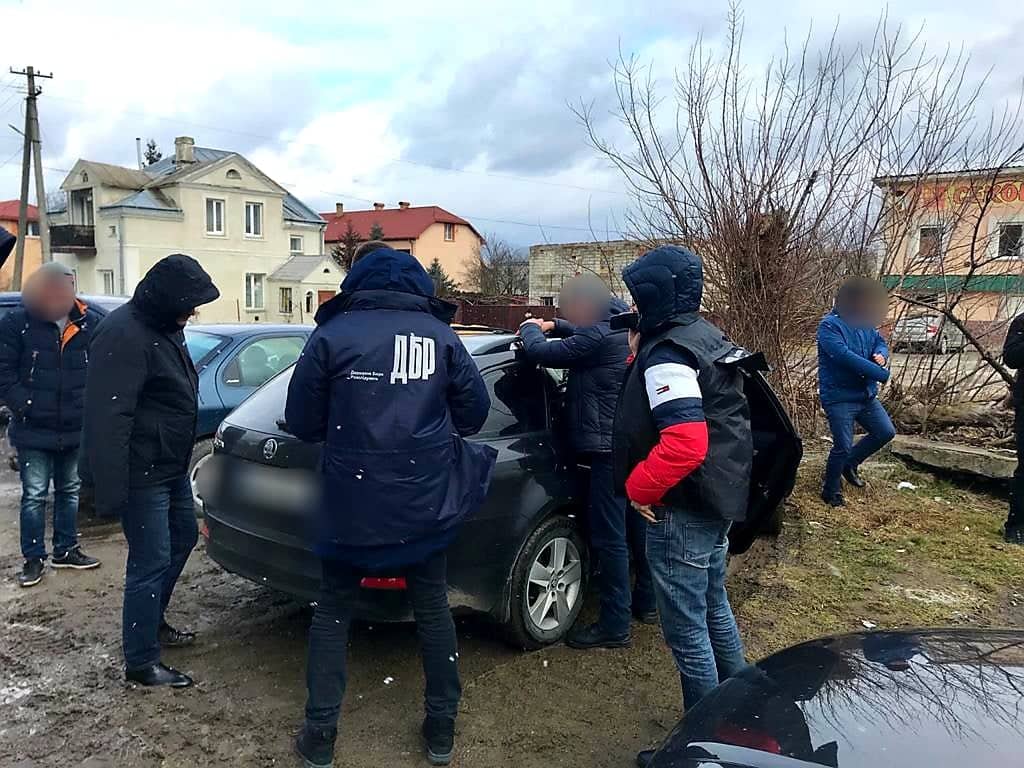 На Львівщині поліцеські змушували чоловіка торгувати наркотиками (ФОТО)