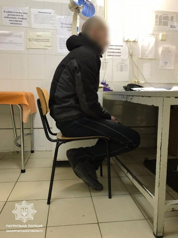 В Ужгороді патрульні впіймали чоловіка "під наркотиками" (ФОТО)