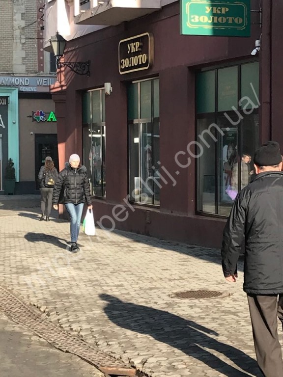 "Вибили двері, працює поліція". В Ужгороді пограбували ювелірний магазин?