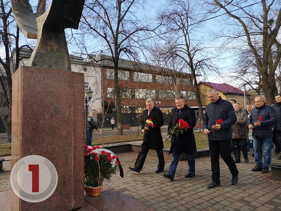 В річницю Майдану в Ужгороді вшанували пам'ять загиблих правоохоронців та співробітників спецпідрозділу "Беркут" (ФОТО, ВІДЕО)