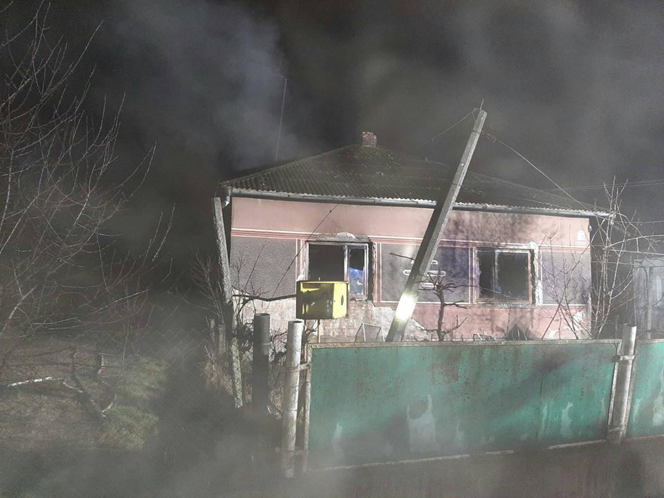 Ледь не залишились без даху над головою: пожежа на Виноградівщині (ФОТО)