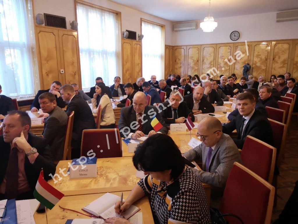 В Ужгороді провели "Круглий стіл" на тему подвійного громадянства (ФОТО)
