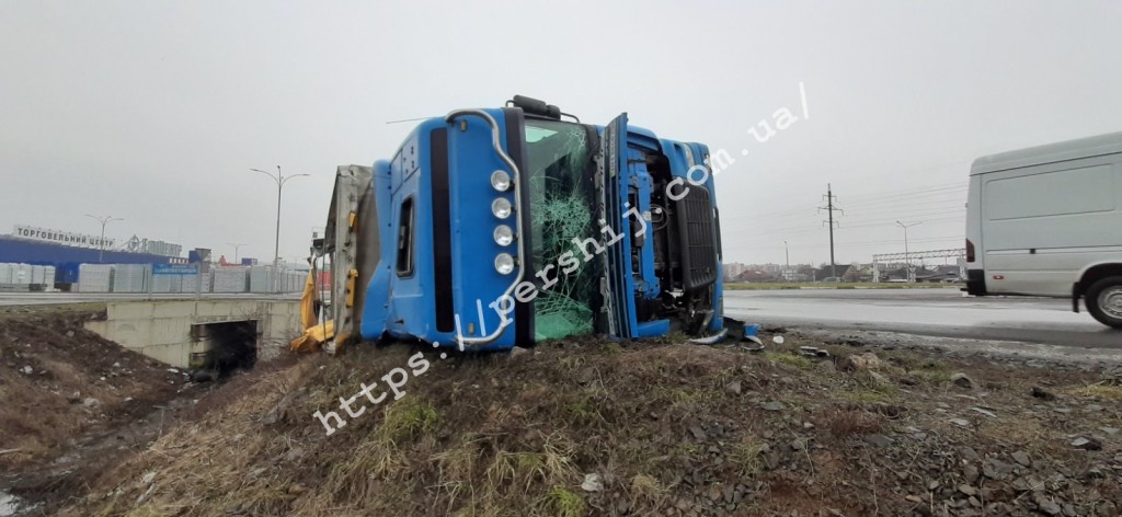 ДТП за участі вантажівки біля Мукачева: офіційні подробиці (ФОТО)
