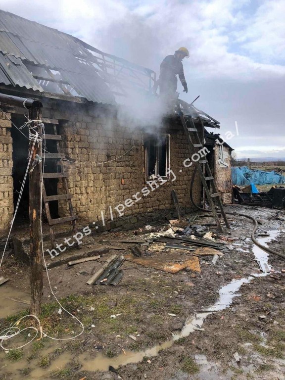Ранкова пожежа на Мукачівщині: горить у ромському поселенні (ФОТО)